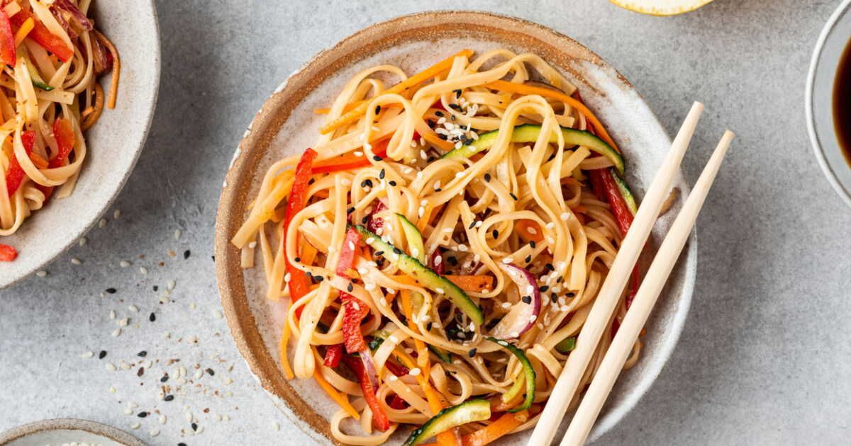 Des nouilles collantes en 15 minutes : un délice rapide