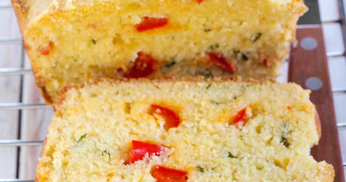 Un cake savoureux au thon et à la tomate