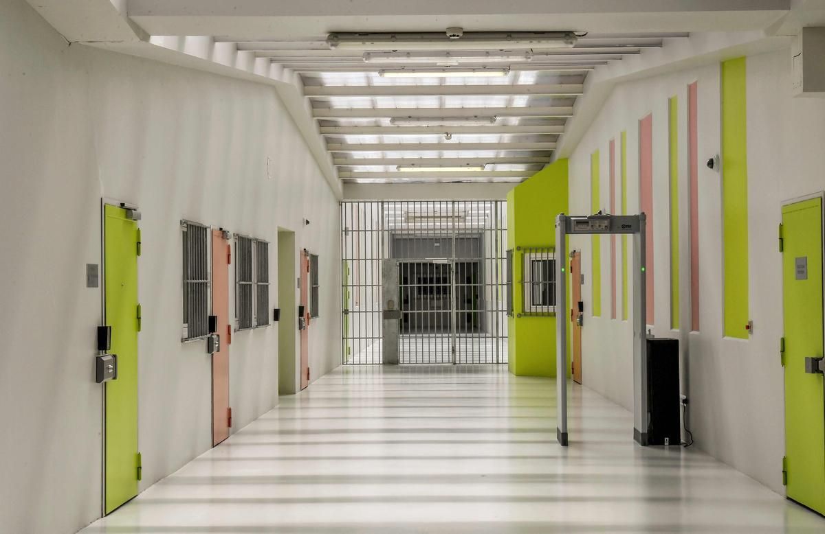 Un détenu narcotrafiquant obtient une permission de sortie, la polémique enfle