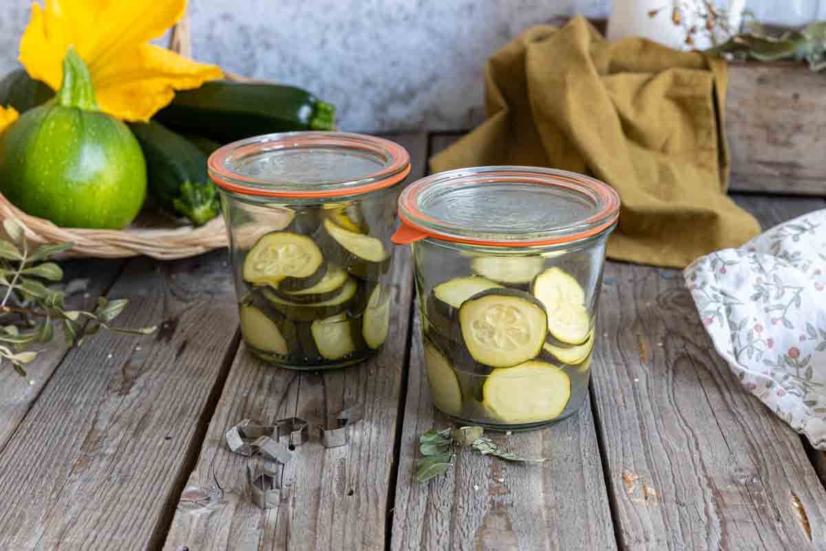 Préparez des bocaux de courgettes au naturel pour un hiver savoureux