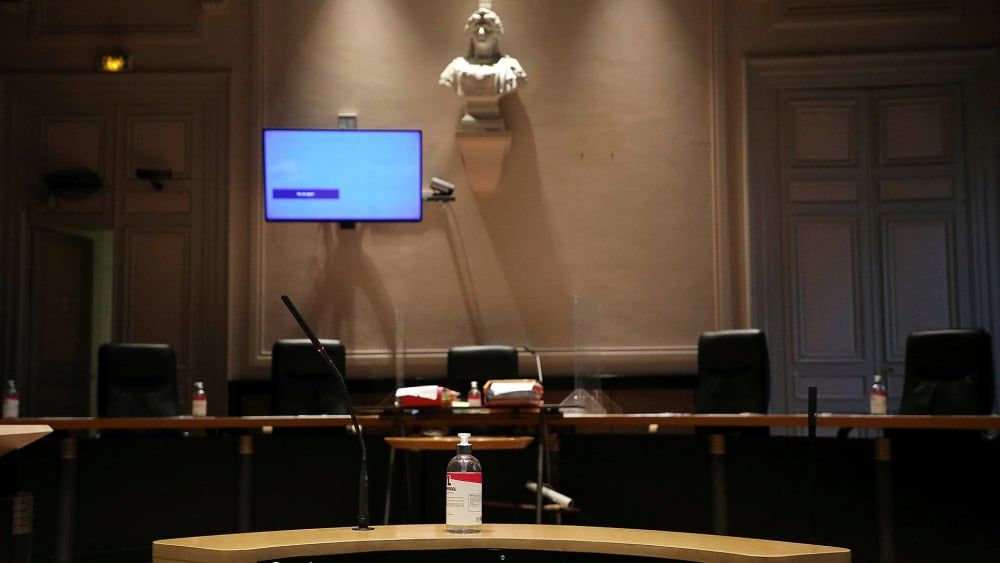 Procès d'une mère accusée d'emprisonnement et d'empoisonnement : une tragédie familiale