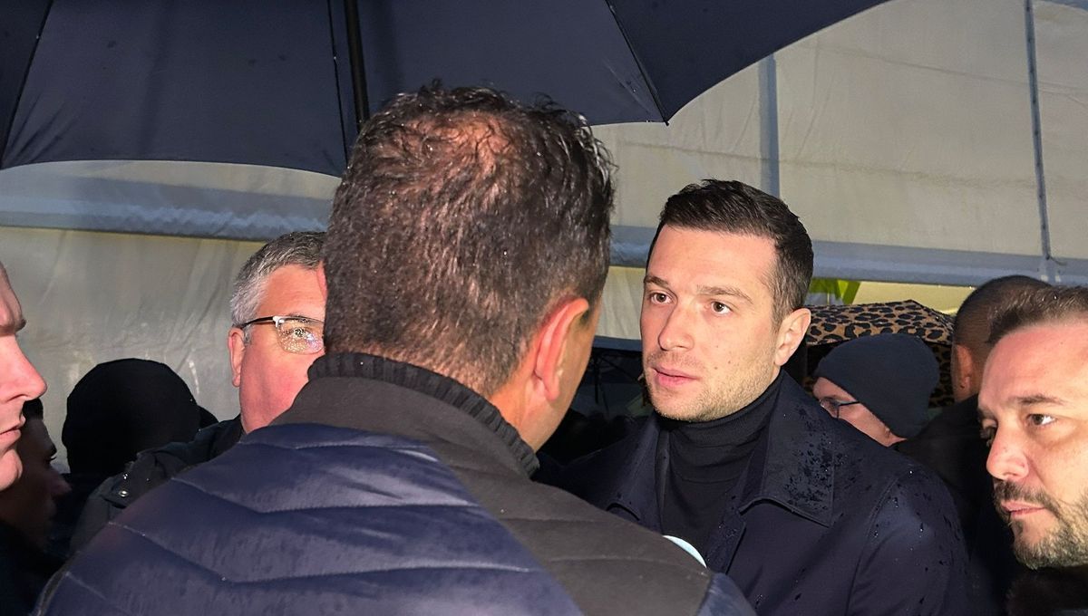 Jordan Bardella plonge dans l'ambiance festive de la foire de la Sainte-Catherine à Vesoul