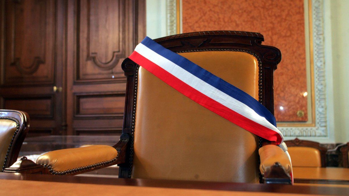 À 93 ans, ce maire inébranlable vise un neuvième mandat