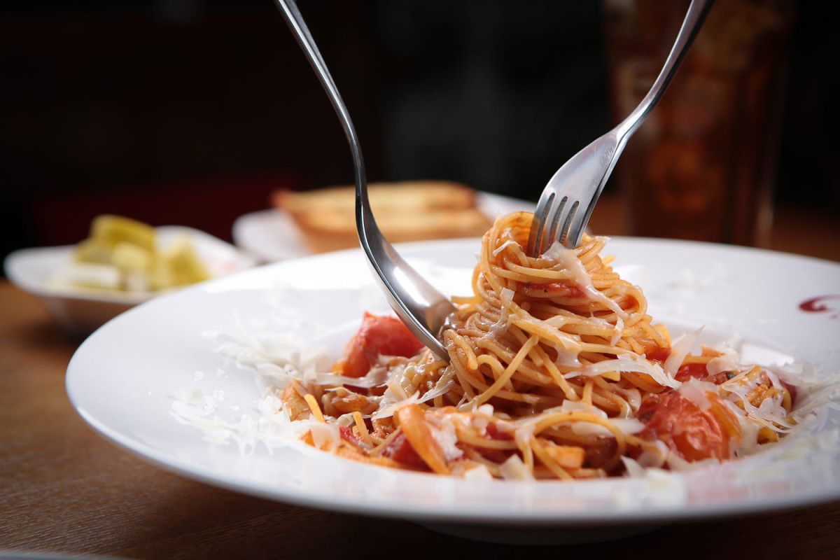 La recette légère des spaghettis all'amatriciana de Simone Zanoni