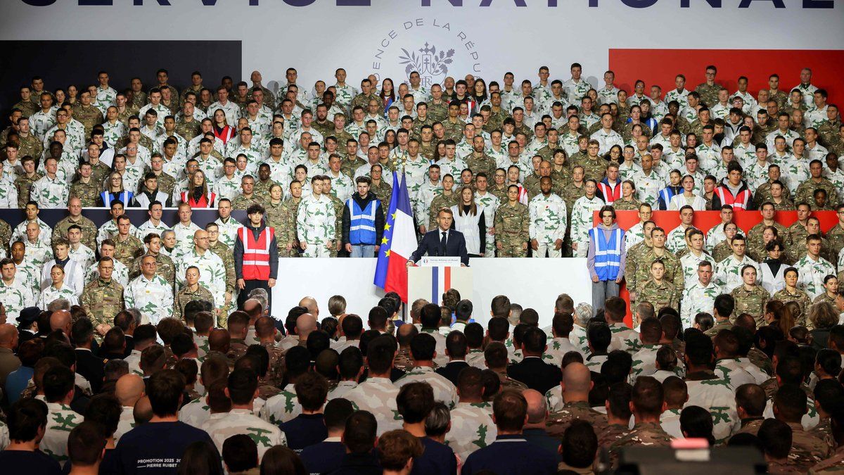 Un service militaire volontaire : la nouvelle vision de Macron pour la jeunesse