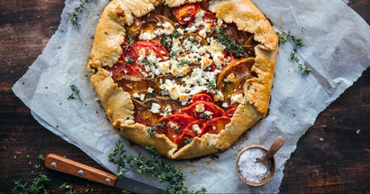 Découvrez la tarte rustique à la tomate et à la feta