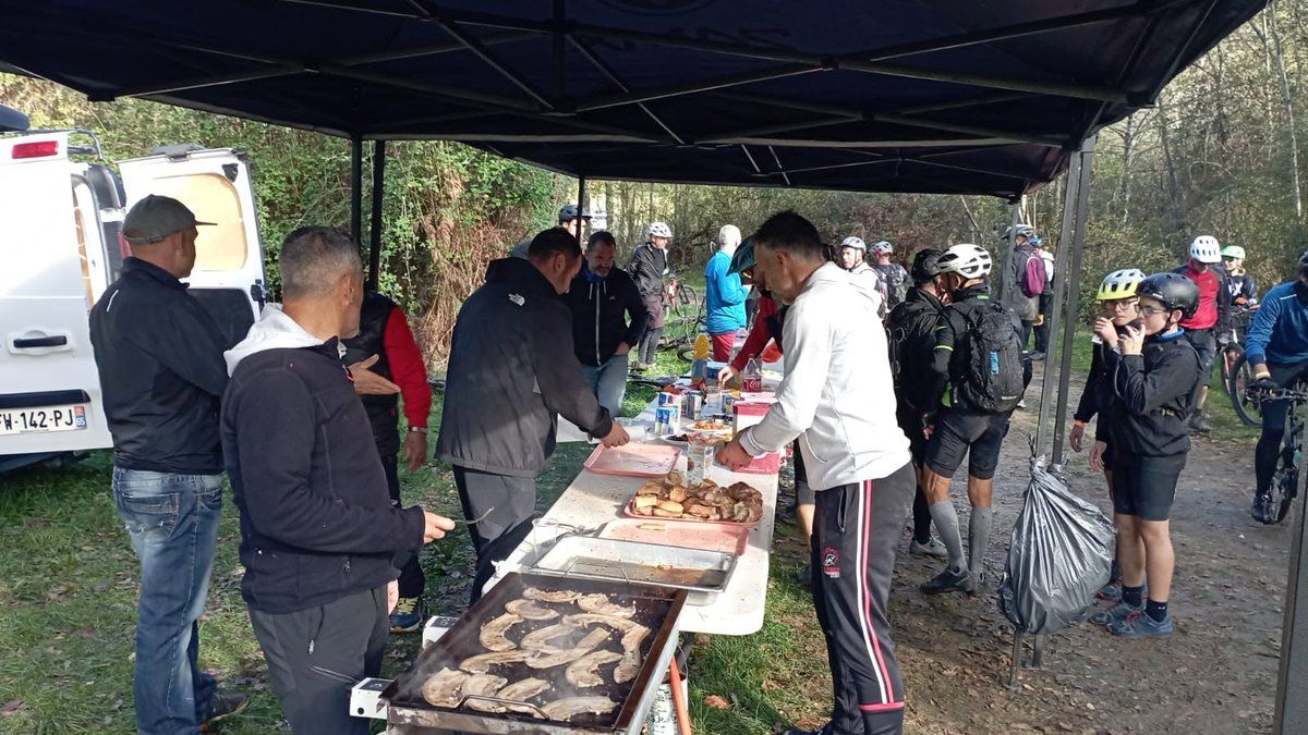 Sarrouilles : une randonnée conviviale et sportive sous le soleil d'automne