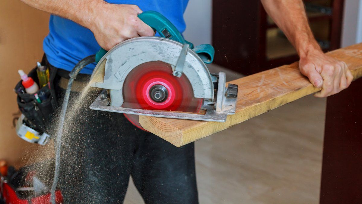 Un accident tragique de bricolage : un homme de 57 ans gravement blessé