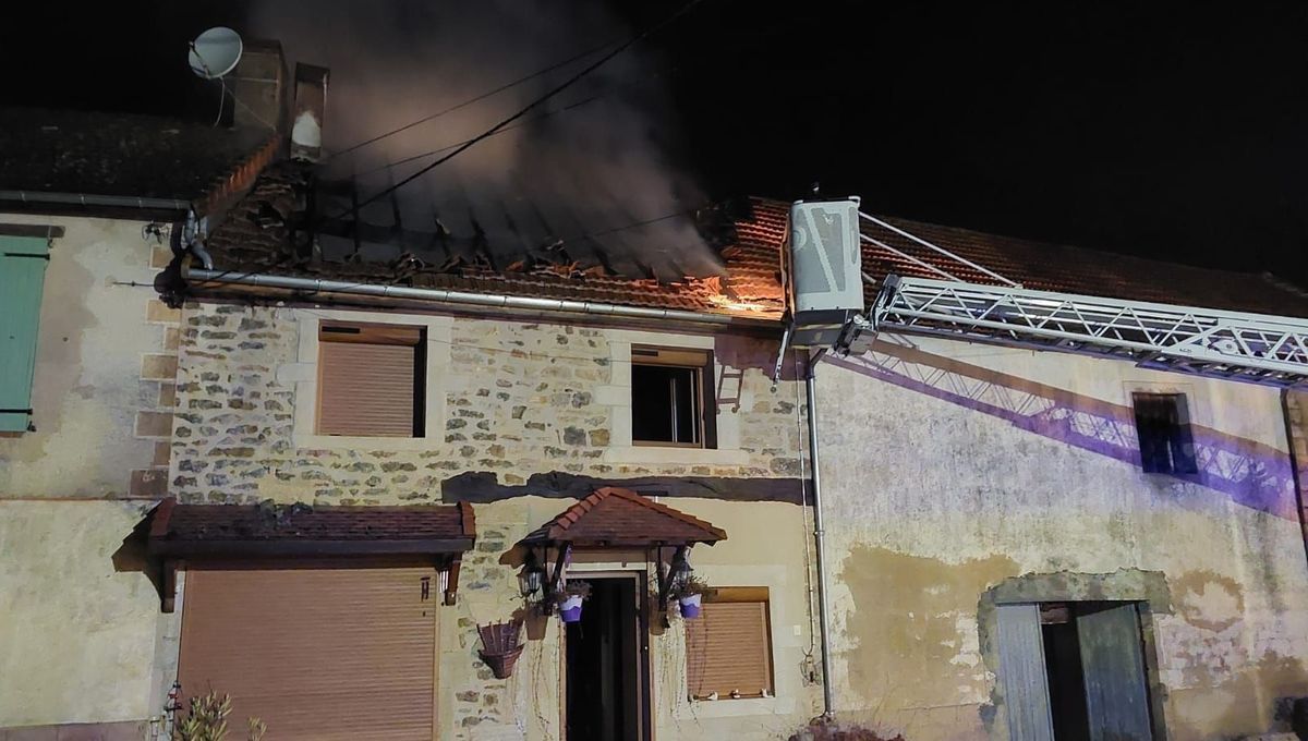 Incendie spectaculaire à Molinot : une toiture engloutie par les flammes