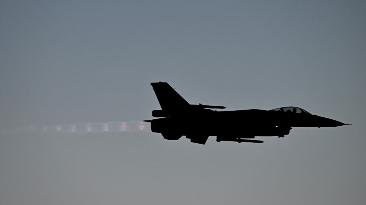 Un pilote échappe à la mort lors d'un crash de F-16 dans le désert californien