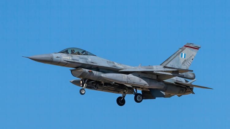 Un pilote des Thunderbirds s'éjecte juste avant le crash d'un F-16 en Californie