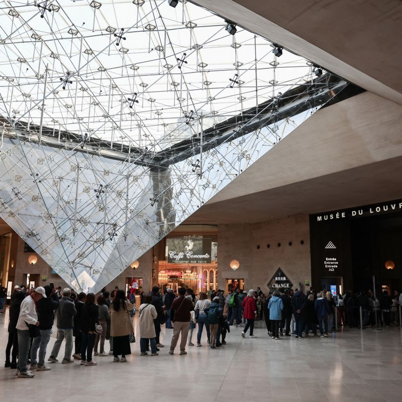 Une fuite au Louvre : des centaines d'ouvrages en péril