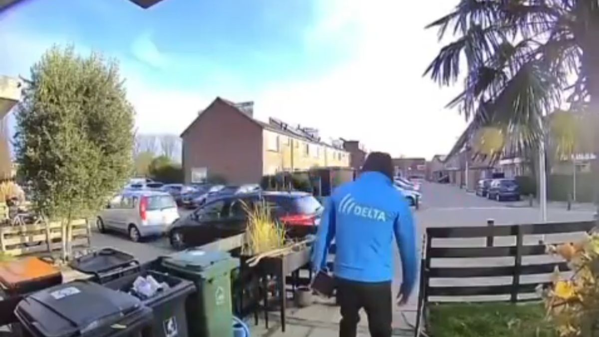 Un démarcheur nerveux face à un client amusé : quand la vente tourne au désastre