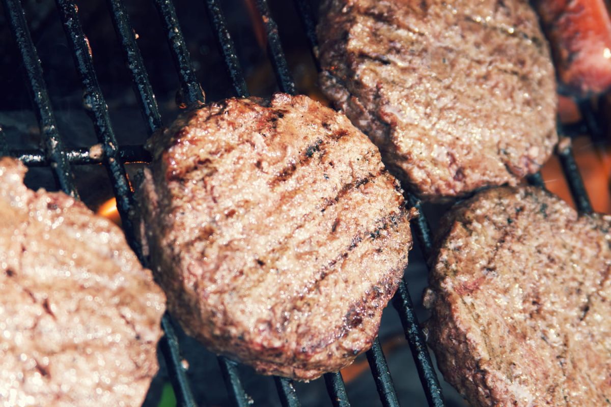 Découvrir le secret des steaks hachés : côté strié ou lisse pour une cuisson optimale ?