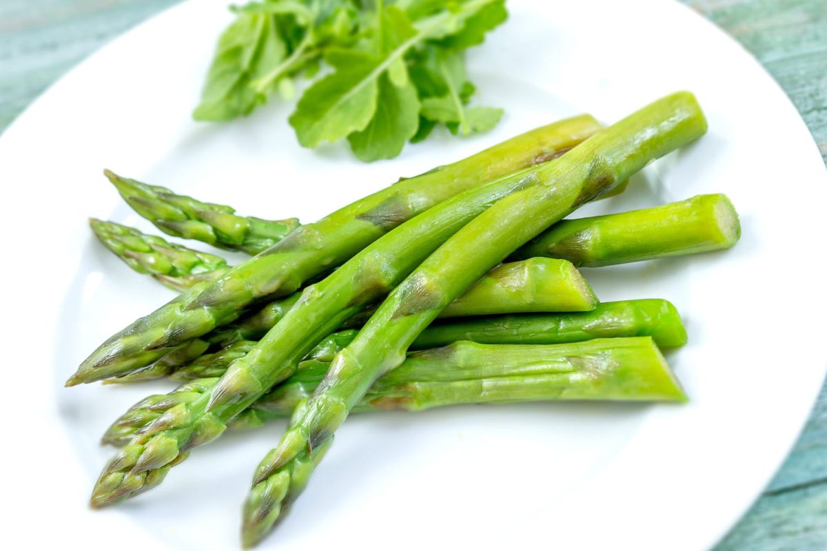 Préparez des asperges vertes comme un pro : le geste indispensable pour un régal