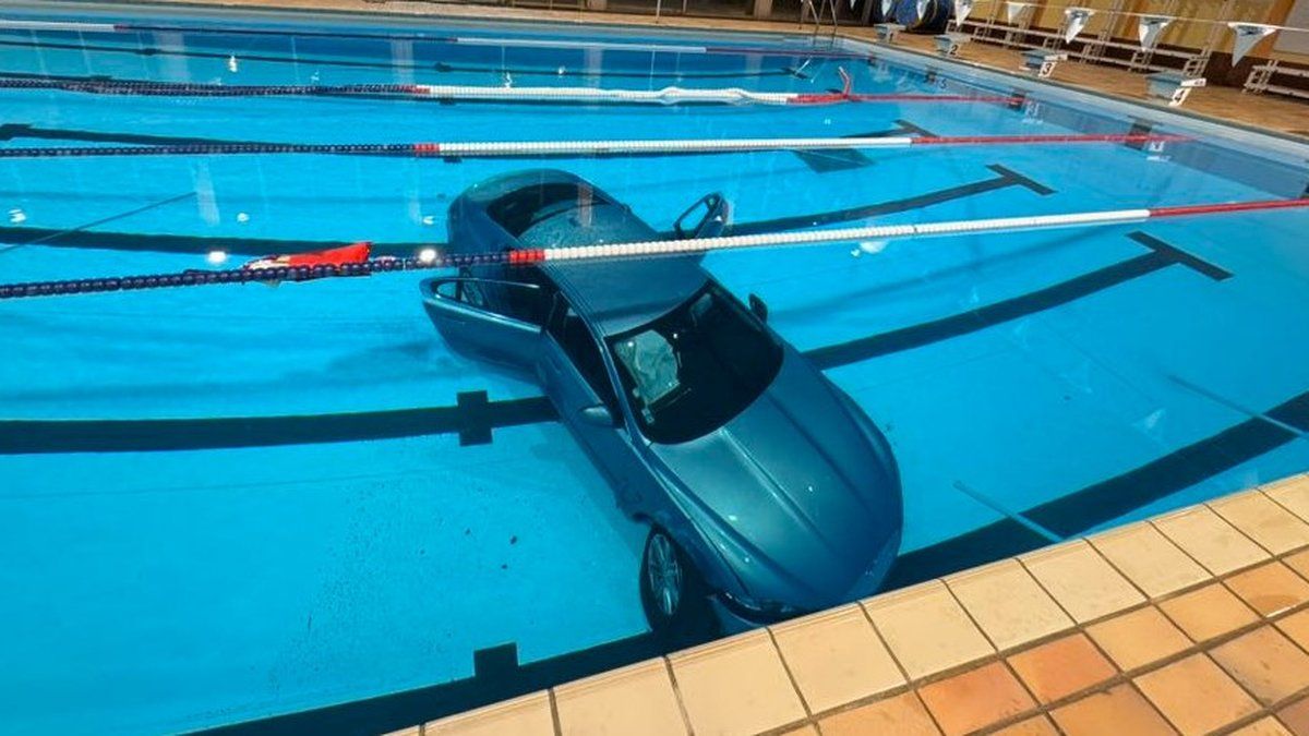 Une voiture dans le bassin : une escapade inattendue à la piscine municipale