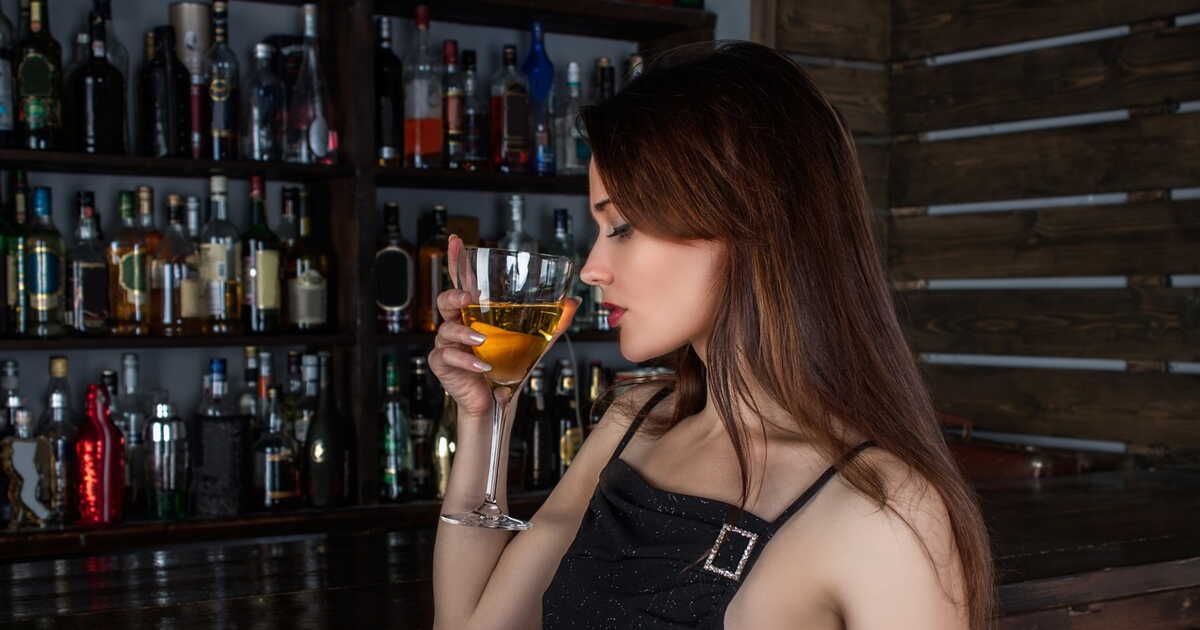 Lever le petit doigt : une tradition toujours en vogue ?