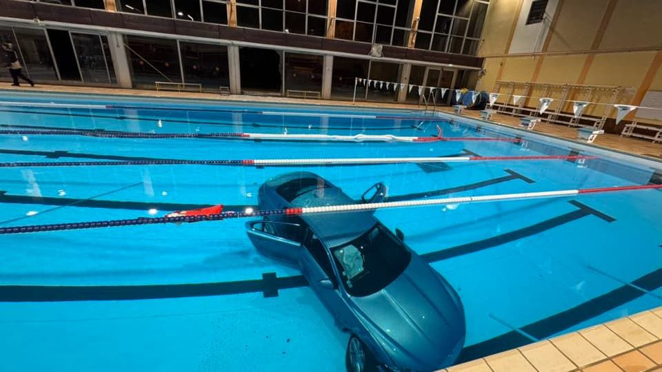 Un accident spectaculaire : une voiture plonge dans une piscine à La Ciotat