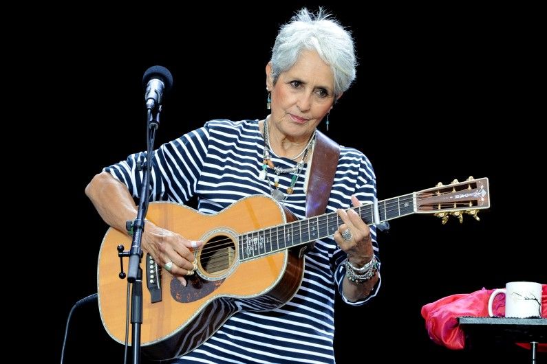 Joan Baez évoque son amour pour la France et ses artistes marquants