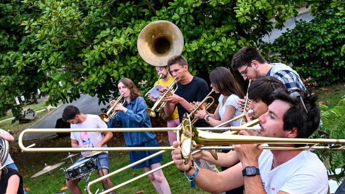 Café Calva caennexion illumine Noël avec un concert festif à Caen