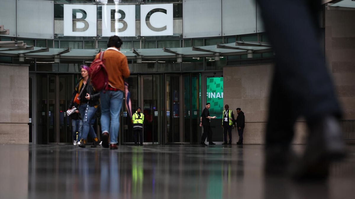 Trump attaque la BBC avec une plainte de 10 milliards de dollars pour diffamation