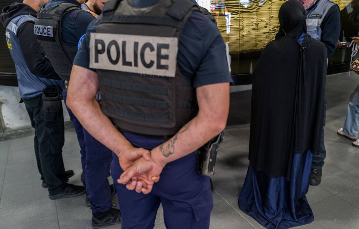 Un père indigne : la scène choquante d'un enfant forcé à inhaler du protoxyde d'azote dans le métro