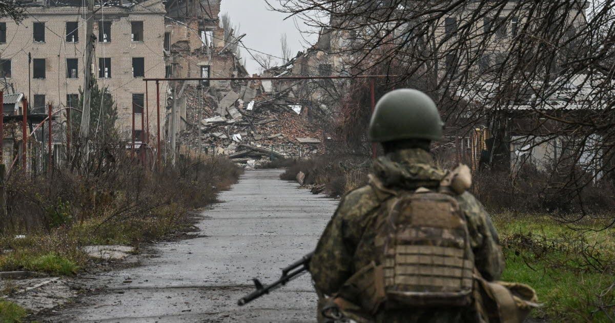 Prison pour un britannique ayant combattu en Ukraine : un jugement controversé