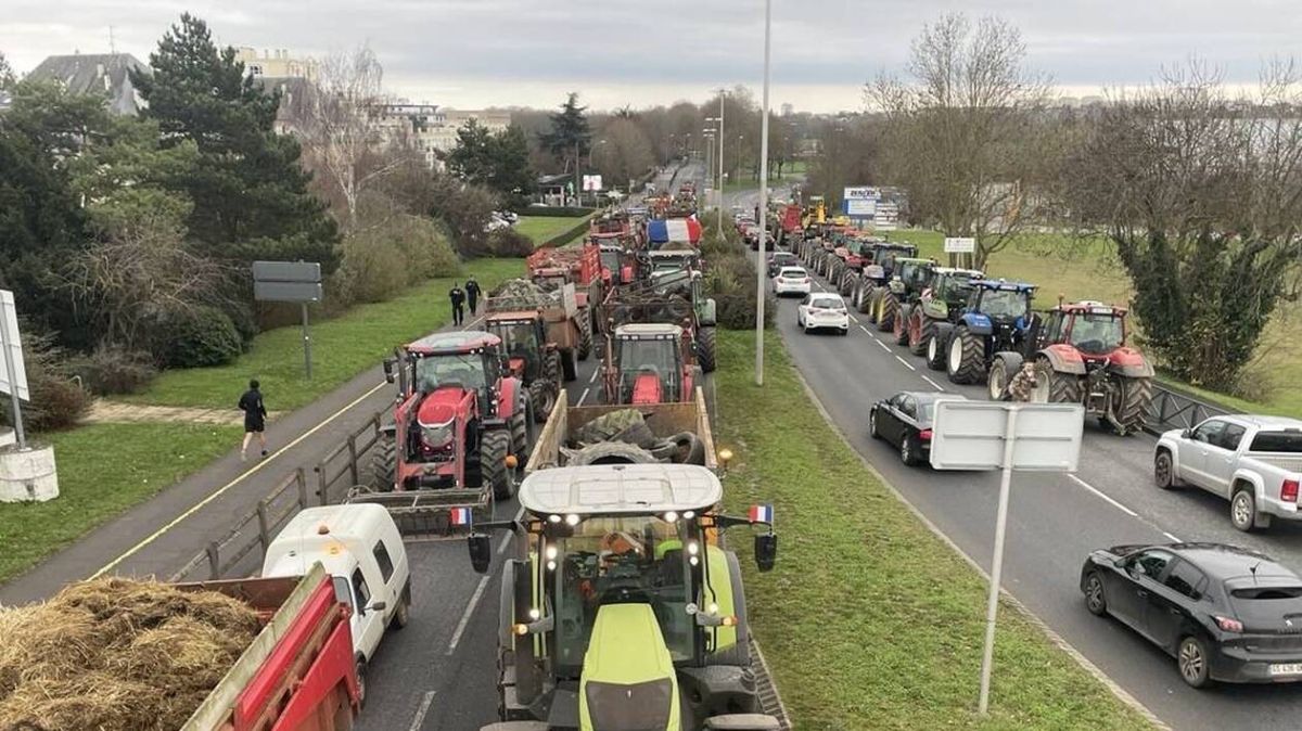 Des agriculteurs paralysent l’A84 en pleine crise agricole