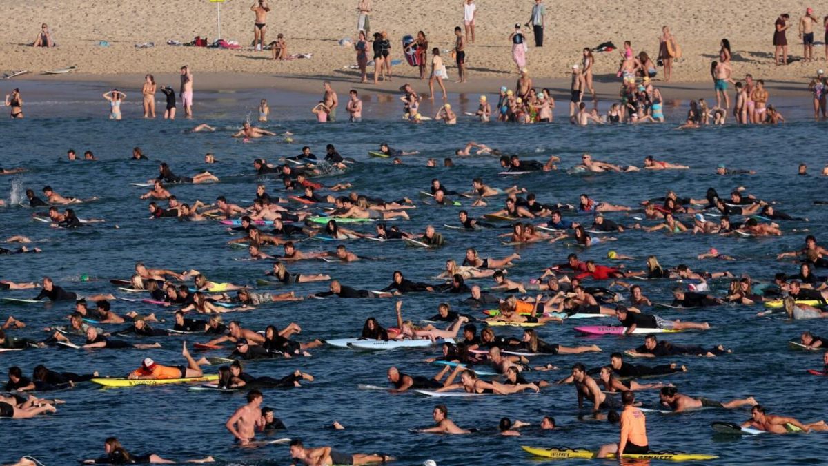 Des vagues de solidarité à Bondi : des nageurs rendent hommage aux victimes