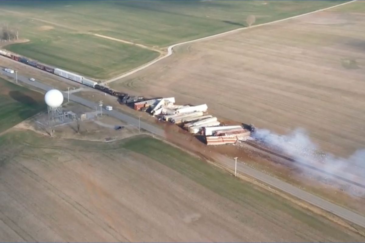 Un déraillement inédit d'un train de fret plonge une ville dans l'angoisse