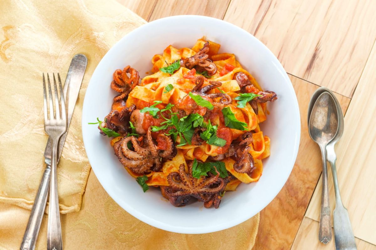 Linguine aux calamars et sauce à la saucisse italienne : une recette de fête par Cyril Lignac