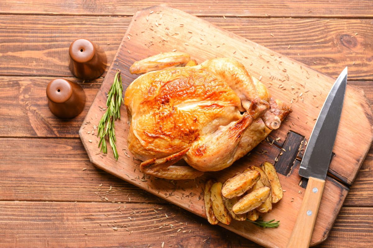 Maîtrisez l'art de découper un poulet rôti comme un chef