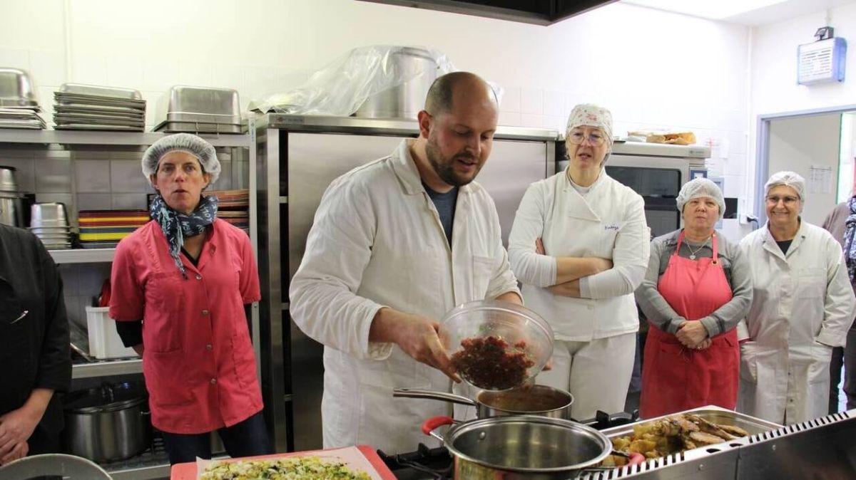 Des agents scolaires de Val-au-Perche se forment à une cuisine responsable