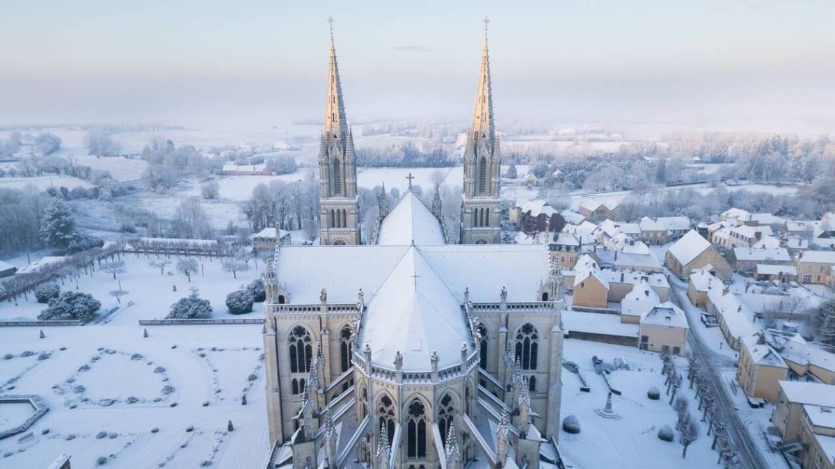 L'Orne se transforme en un paysage féerique sous la neige