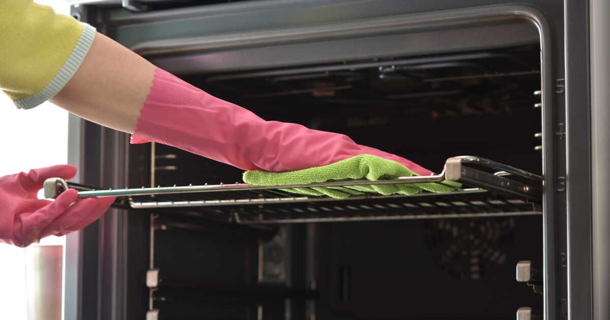 Nettoyez vos grilles de four sans frottement