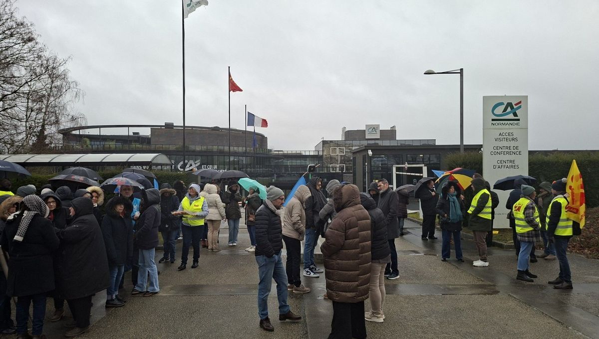 Des salariés du Crédit Agricole en grève à Caen pour des augmentations salariales