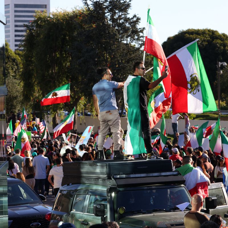 Trump déploie une armada militaire au large de l'Iran tout en cherchant le dialogue