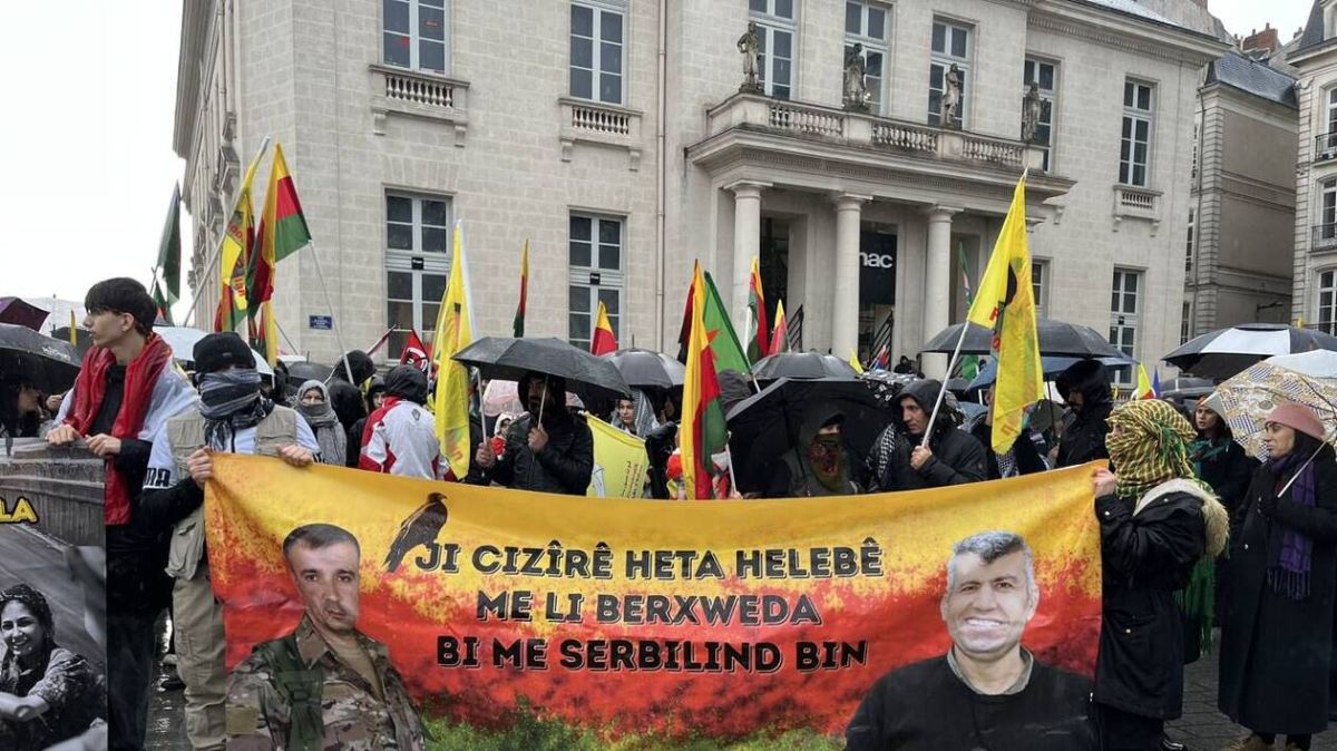 Soutien au peuple kurde : Nantes affiche sa solidarité malgré la pluie