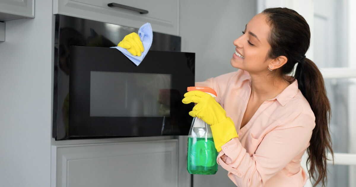 Des astuces simples pour un micro-ondes éclatant de propreté