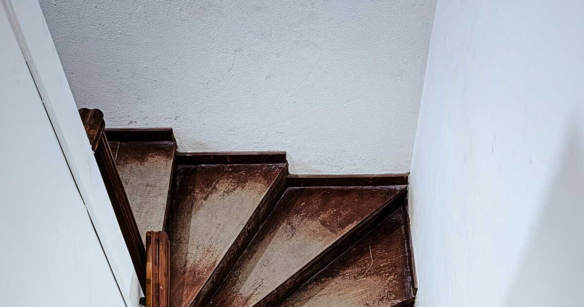 Escalier en bois : 4 astuces incontournables pour le nettoyer et le protéger