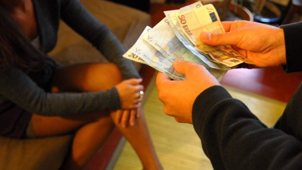 Un mari derrière les barreaux après avoir exploité sa femme en Suède