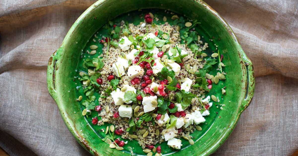 Une salade de quinoa refreshissante avec feta et menthe