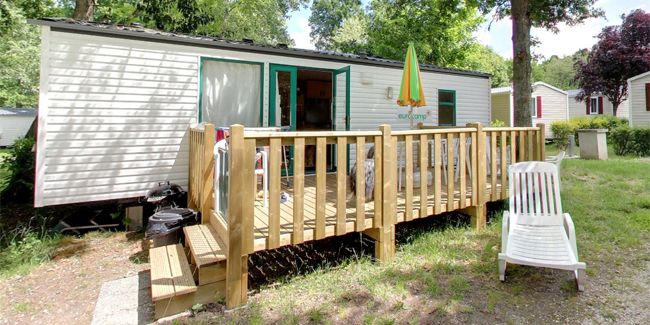 Terrasse de mobil-home : construire soi-même ou acheter ?