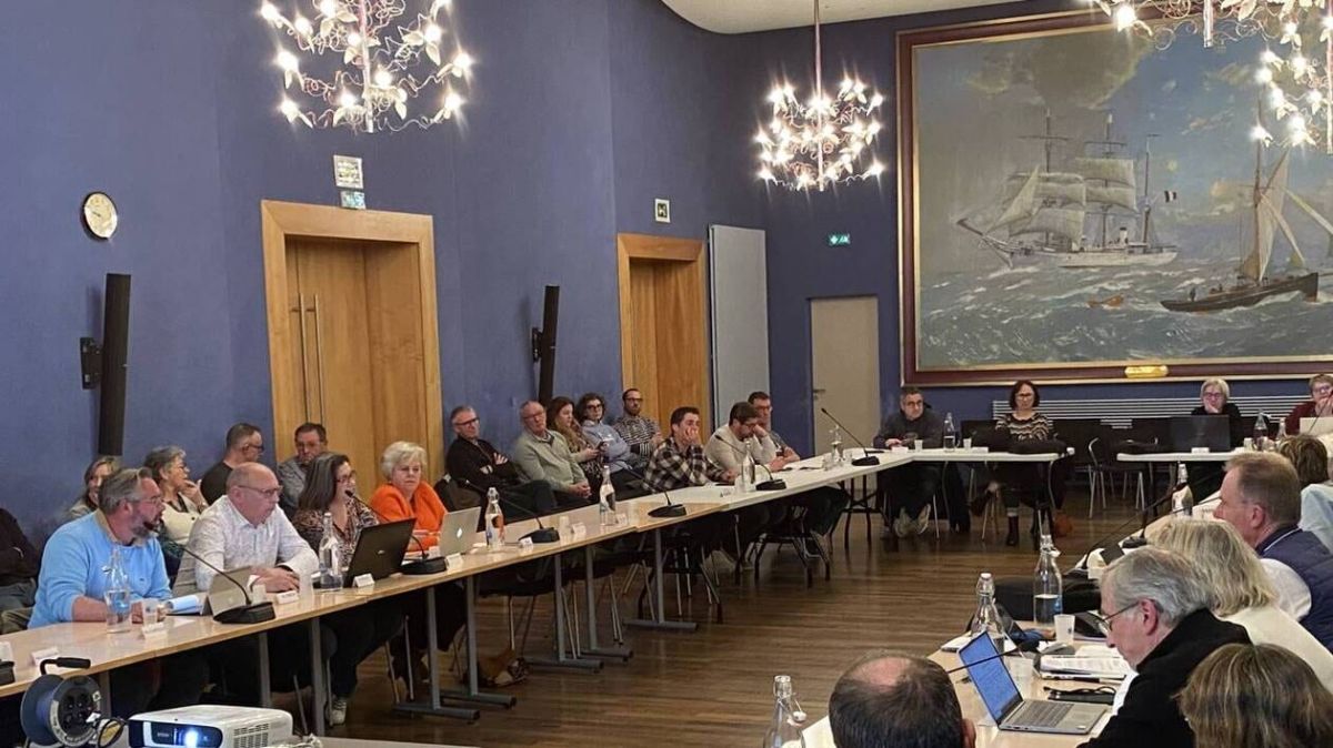 Tensions au conseil municipal de Saint-Hilaire-du-Harcouët lors du vote du budget 2026