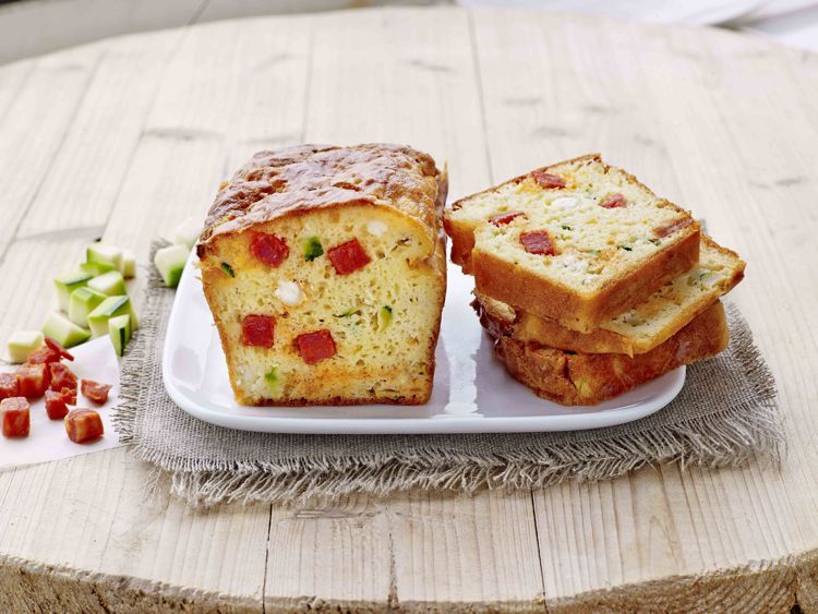 Un cake à la feta, courgette et pépites de chorizo