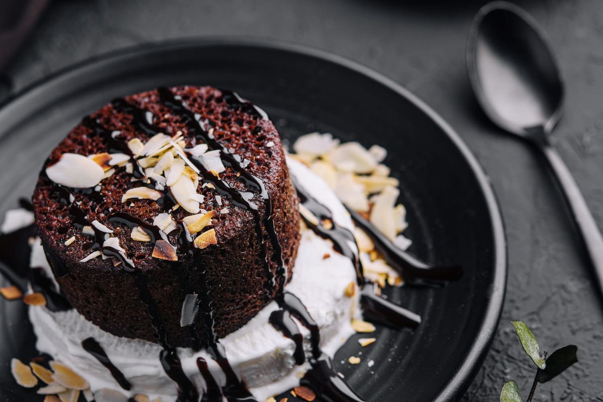 Cyril Lignac réinvente Noël avec des palets au chocolat et crème au café