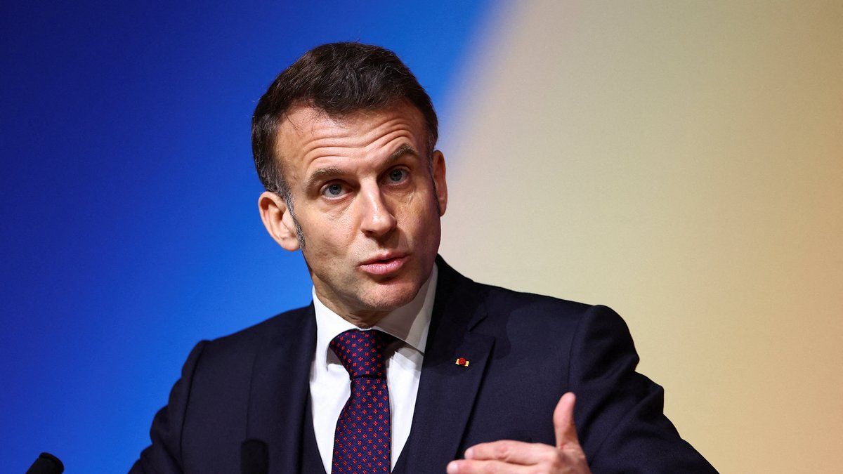 Macron fait le point sur le futur énergétique de la France à la centrale de Penly