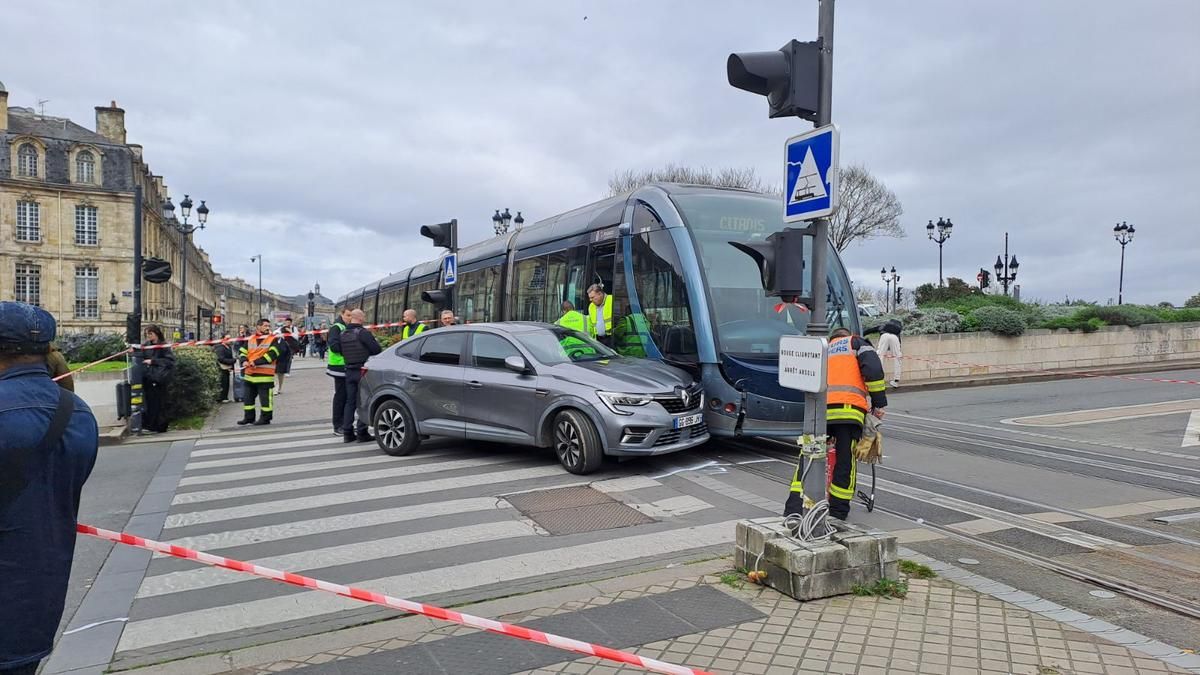 Bordeaux : collision entre voiture et tram à la porte de Bourgogne, trafic paralysé