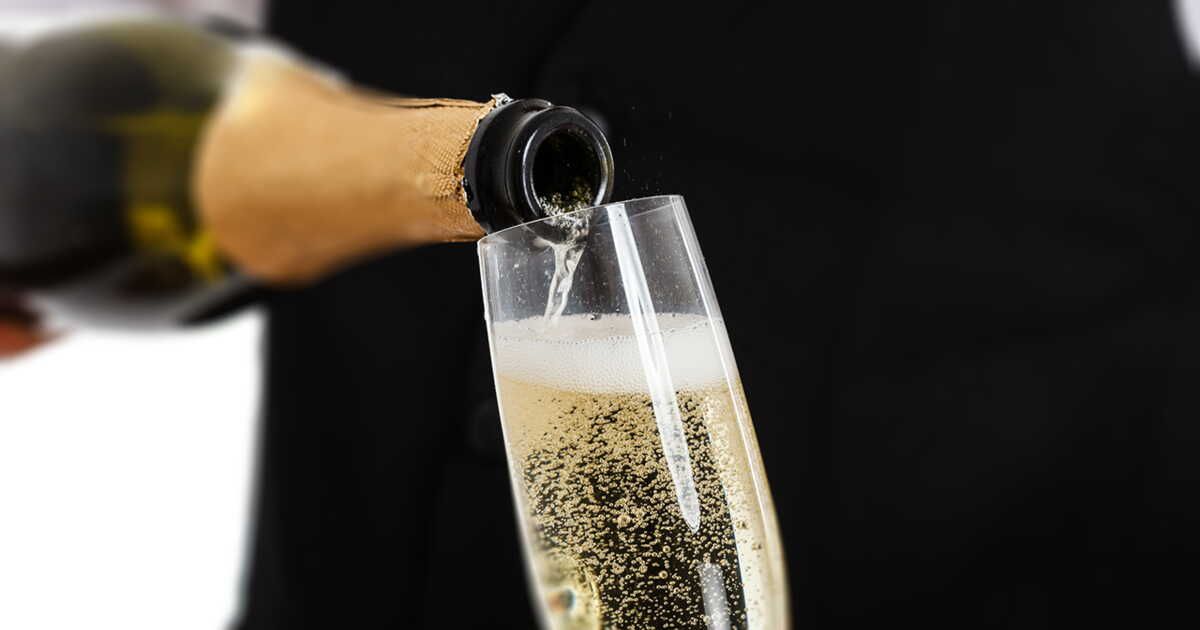 Oubliez les flûtes : le sommelier révèle comment savourer le champagne