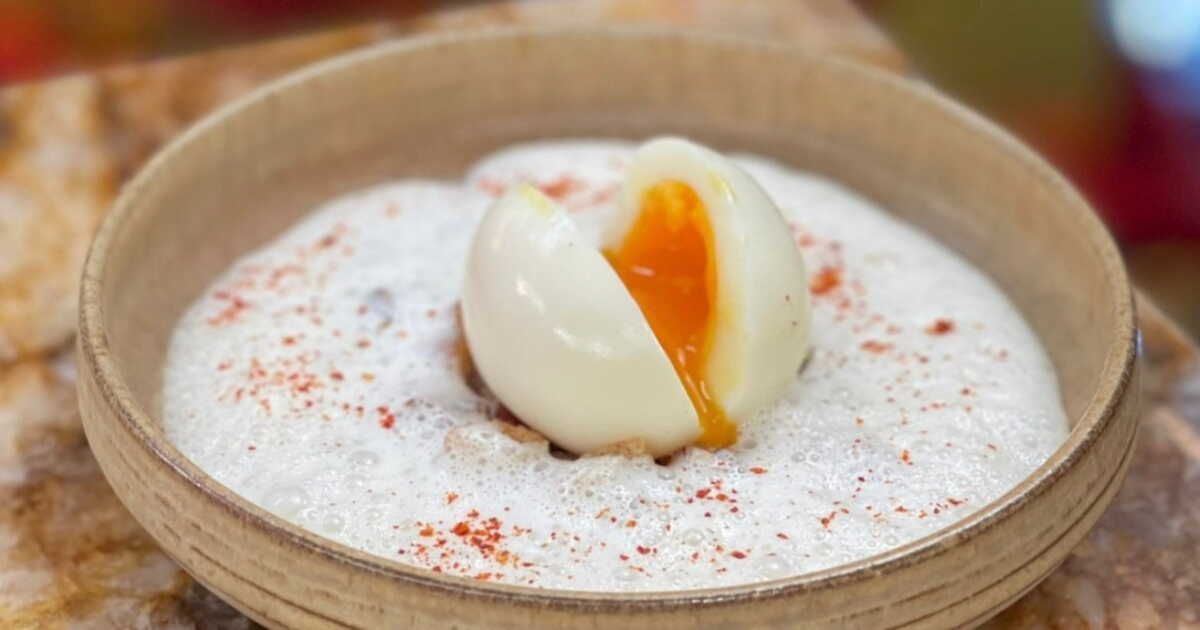 Cyril Lignac sublime l'œuf moelleux à la crème carbonara en hommage à Joël Robuchon